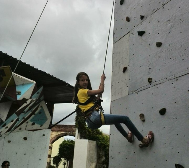 Chica escalando